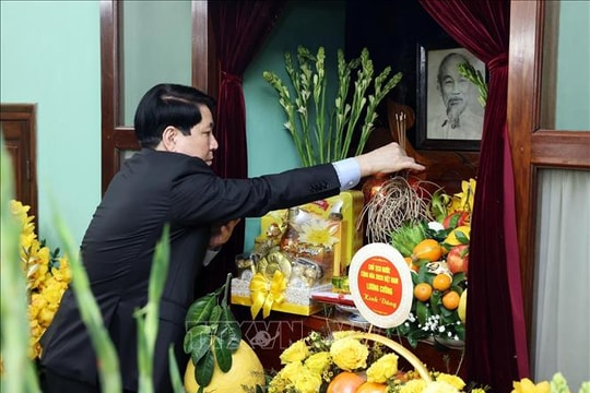 Chủ tịch nước Lương Cường dâng hương tưởng niệm Chủ tịch Hồ Chí Minh
