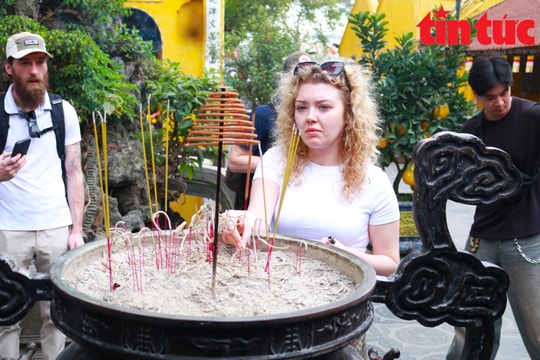 Khách quốc tế nô nức ghé thăm ngôi chùa cổ nhất Hà Nội dịp Tết Bính Ngọ