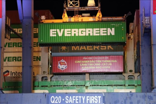 Tân cảng Cát Lái đón 7 chuyến tàu container trong đêm giao thừa