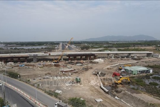 Công trường hạ tầng giao thông TP Hồ Chí Minh 'giữ lửa' xuyên Tết