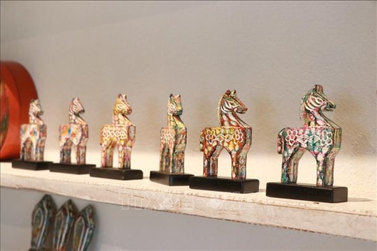 Linh vật ngựa viết tiếp hành trình hồi sinh từ củi lũ