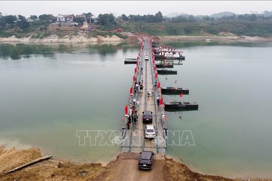 Thông xe cầu phao Đoan Hùng bắc qua sông Lô