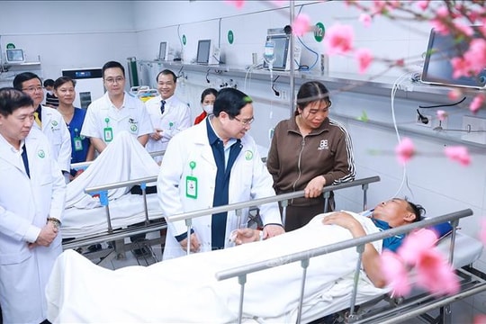 Thủ tướng chúc Tết, kiểm tra công tác ứng trực của ngành Y tế tại Hà Nội