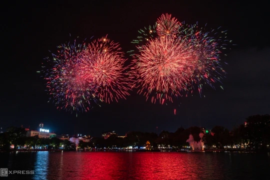 Các vị trí ngắm pháo hoa giao thừa Bính Ngọ ở Hà Nội