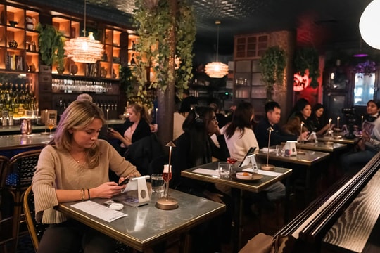 Đưa 'người yêu AI' đi quán bar