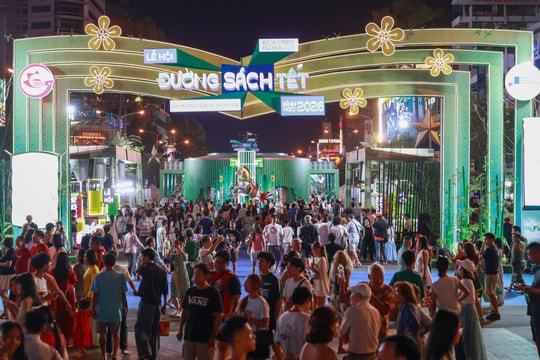 Hàng nghìn người tham quan đường sách Tết Bính Ngọ