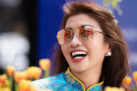 Hoa hậu Lý Thu Thảo dạo đường hoa TP HCM