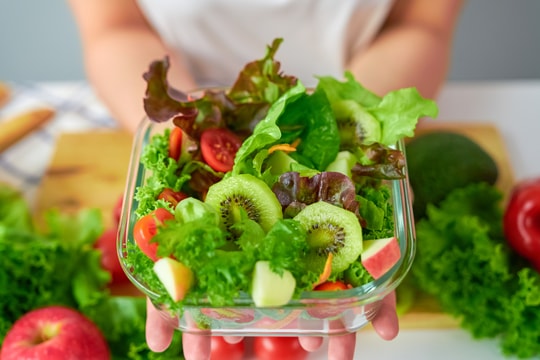 Có nên ăn rau sống thường xuyên?