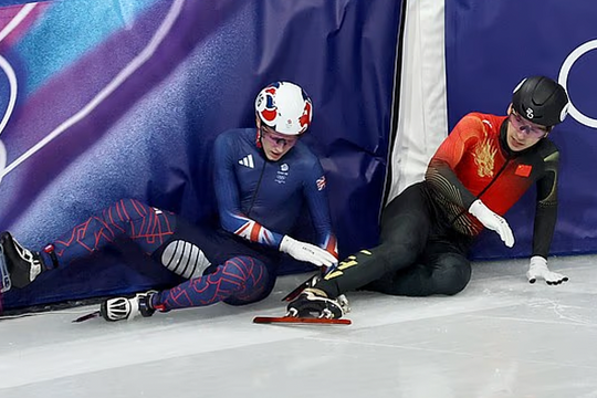 VĐV Anh gây tranh cãi khi làm hai đối thủ Trung Quốc bị loại