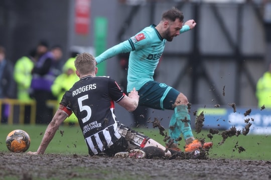 Mặt sân bùn gây sốc ở Cup FA