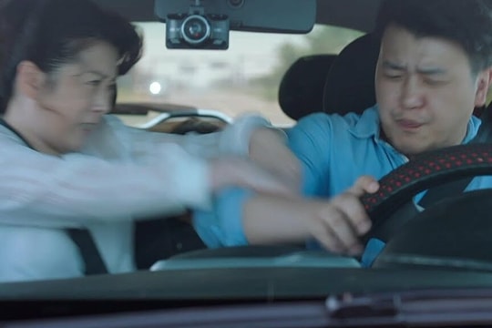 'Những lý do khiến tài xế không nên buôn chuyện khi lái xe'