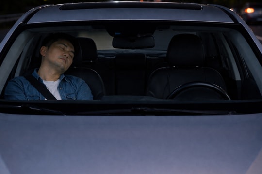 Tài xế say rượu sang ghế hành khách nằm ngủ, để xe tự lái