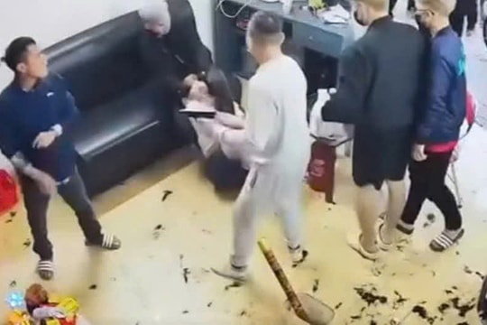 Kéo băng nhóm, cầm súng đánh người để đòi 10 triệu đồng