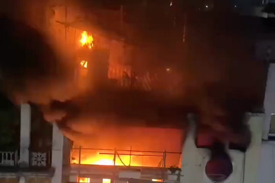 Nhà ba tầng ở TP HCM cháy ngùn ngụt đêm Giao thừa