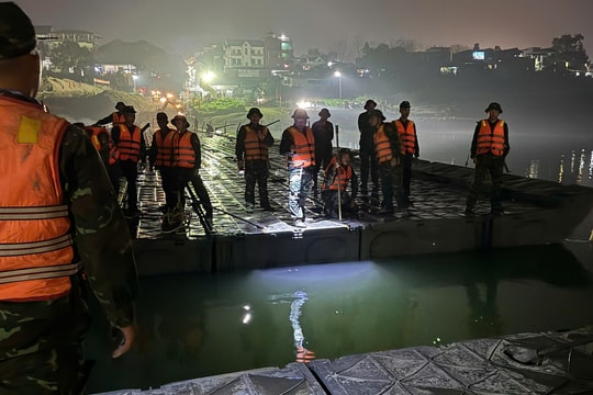 Bốn giờ quân đội cấp tốc lắp dựng cầu phao qua sông Lô