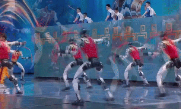 Robot Trung Quốc múa côn, biểu diễn túy quyền trong gala năm mới