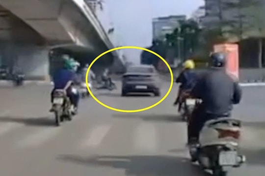 Rẽ vội tại đèn xanh, xe máy bị ôtô đâm bay