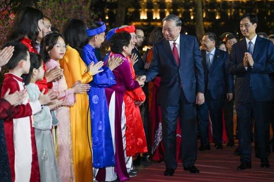 Tổng Bí thư chúc Tết, mừng tuổi người dân Thủ đô