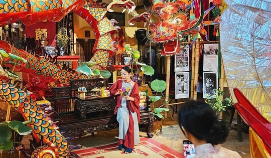 Triển lãm lồng đèn trung thu xưa trong ngôi đình trăm tuổi ở TP HCM