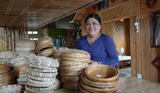 Người phụ nữ ở Cần Thơ đưa sản phẩm từ cây tre "xuất ngoại"