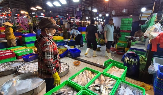 Chợ 29 Tết: Hàng về ít lại, nhiều nơi bán đến 20 giờ