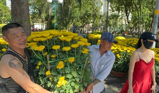 Chợ hoa sáng 29 Tết: Nhiều lô đã bán hết sạch bông