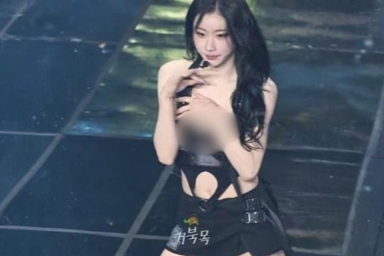 Ca sĩ Hàn Quốc hớ hênh trên sân khấu