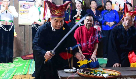 Giữ lửa thiêng trong mỗi nếp nhà Mường