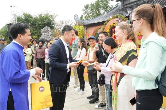 Ninh Bình chào đón những du khách đầu tiên xông đất đầu năm
