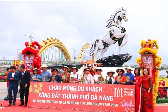 Đà Nẵng rộn ràng đón khách quốc tế đầu Xuân Bính Ngọ