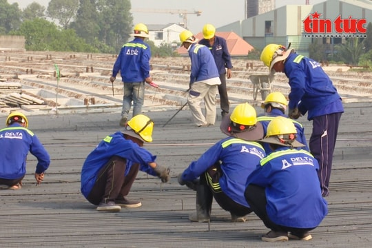 Công nhân bám công trường Vành đai 3 xuyên Tết để giữ tiến độ dự án