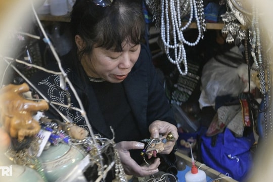 Chuyện nghề đặc biệt của chủ tiệm ở Hà Nội 30 năm không đóng cửa ngày Tết