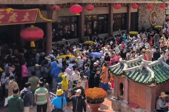 Hàng nghìn người miền Tây chen chân xin lộc ở miếu Bà Chúa Xứ núi Sam