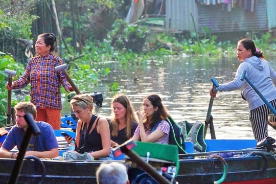 Du khách quốc tế thuê ghe đi len lỏi kênh rạch trải nghiệm Tết ở miền Tây
