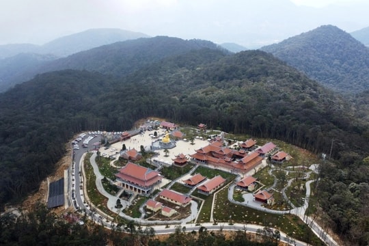 Ngôi chùa trên đỉnh núi cao hơn 1.500m được ví như “Đà Lạt của phố biển”