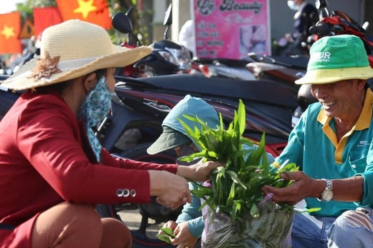 Mùng 1 Tết, người dân đến một trong những phiên chợ độc đáo nhất Việt Nam