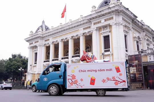 Chú ngựa khổng lồ Thụy Điển được Đại sứ đưa đi dạo khắp Hà Nội