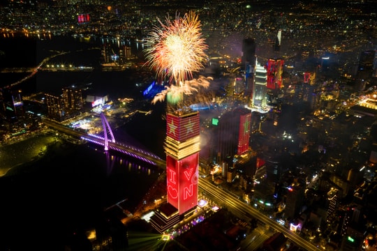 Pháo hoa rực sáng từ tòa tháp 55 tầng tại TP HCM