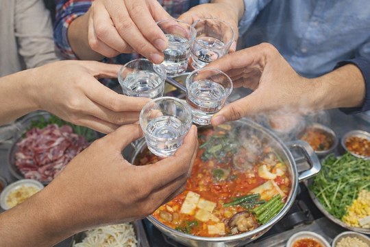 Mắc bệnh tim mạch có được uống rượu bia ngày Tết không?