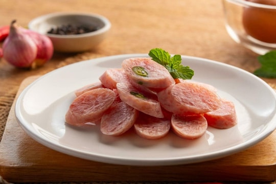 Có nên cho trẻ ăn nem chua, dưa muối ngày Tết?