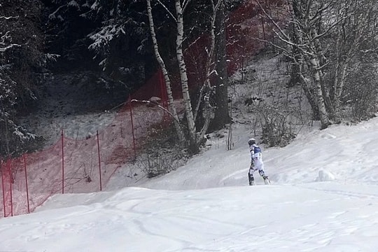 VĐV vào rừng nằm trên tuyết sau khi bị loại ở Olympic