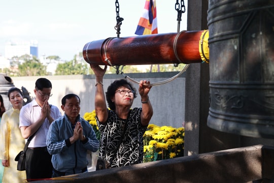 Dòng người chờ gõ chuông chùa ngày đầu năm ở TP HCM