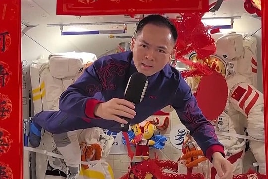 Phi hành gia Trung Quốc hát karaoke, làm bánh mừng năm mới