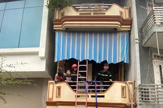 Giải cứu hai người trong đám cháy nhà sáng mùng 1 Tết