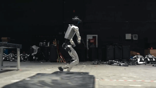 Hậu trường robot Trung Quốc tập parkour, múa côn cho gala năm mới