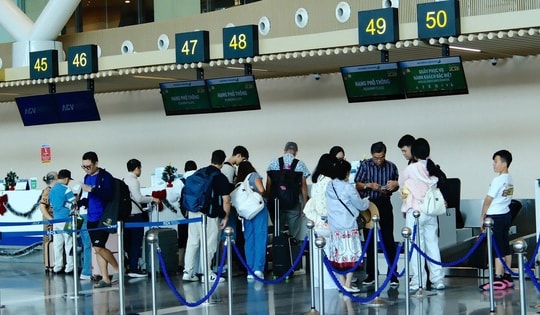 Mùng 1 Tết, giá vé máy bay từ TPHCM đi Hà Nội thấp bất ngờ