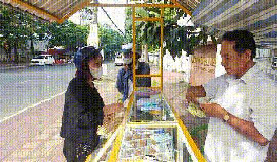 VIDEO: Tết của những người bán vé số dạo