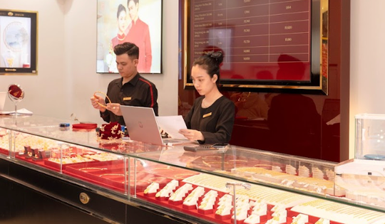 Sáng mùng 1 Tết, giá vàng miếng SJC và vàng nhẫn tiếp tục giảm sâu