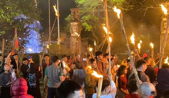 Cả làng ở Thanh Hóa rủ nhau ra đình làng xin lửa đêm Giao thừa