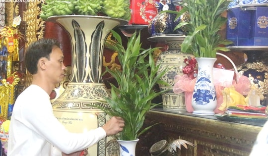 Chuyện chưa biết về xin lộc đêm Giao thừa ở ngôi đền thiêng thờ thần rắn